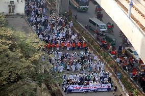 Islami Andolan Bangladesh party supporters march towards the president's office - Dhaka