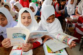 Schoolgoers get new textbooks in Bangladesh