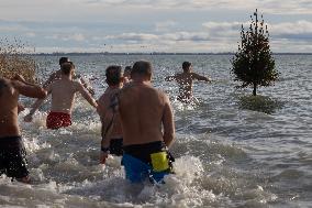 HUNGARY-SZIGLIGET-NEW YEAR SPLASH