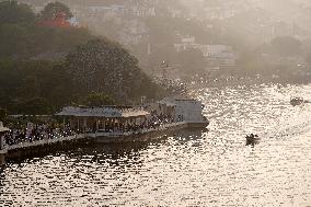 Tourists On The Anasagar Lake - Ajmer