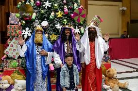 Children Write Their Letters For The Three Wise Men - Mexico City