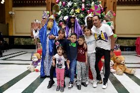 Children Write Their Letters For The Three Wise Men - Mexico City