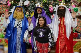 Girls And Boys Deliver Letters To "Wise Men" In Mexico City