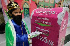 Girls And Boys Deliver Letters To "Wise Men" In Mexico City