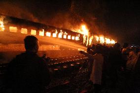 Four Dead And Many Injured After A Train Fire - Bangladesh