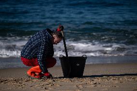 Pellet Cleaning Continues In Galician Sandbanks