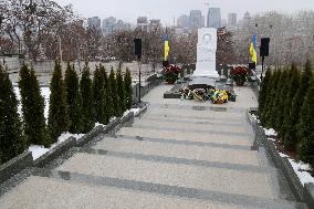 Memorial to 1st President of Ukraine opened at Baikove Cemetery