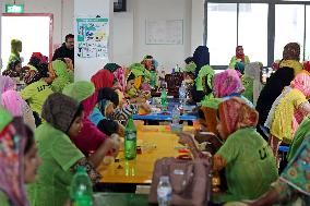 Worker Having Food In A Garments Factory - Dhaka