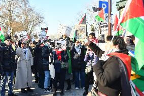 Rally In Front Of The South African Embassy - Paris