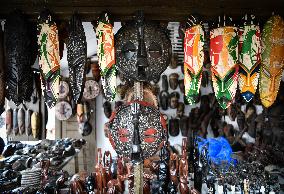 COTE D'IVOIRE-ABIDJAN-HANDICRAFT MARKET