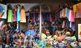 COTE D'IVOIRE-ABIDJAN-HANDICRAFT MARKET