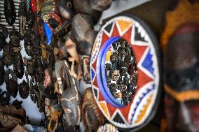 COTE D'IVOIRE-ABIDJAN-HANDICRAFT MARKET