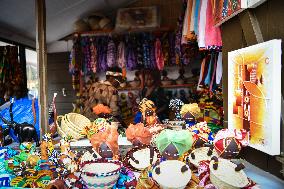 COTE D'IVOIRE-ABIDJAN-HANDICRAFT MARKET