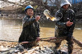 CHINA-HUNAN-WINTER FISH CATCHING (CN)