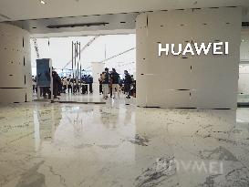 First Huawei Flagship Store Opens in Beijing