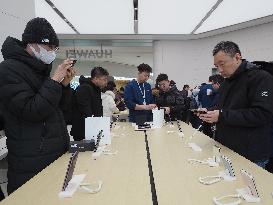 First Huawei Flagship Store Opens in Beijing