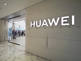 First Huawei Flagship Store Opens in Beijing