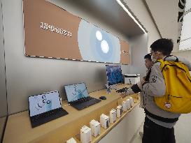 First Huawei Flagship Store Opens in Beijing