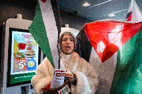 Mcdonald's Occupied By Pro-Palestinians - Toulouse