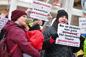 Relatives of soldiers picket for right to demobilization in Lviv