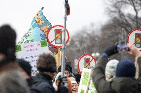 Thousands Of Farmers Demonstrate In Front Of The Brandenburg Gate - Tausende Bauern Und Landwirte Demonstrieren Vor Dem Brandenb