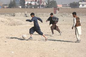 (SP)AFGHANISTAN-KABUL-LIFE-CHILDREN-FOOTBALL