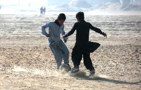 (SP)AFGHANISTAN-KABUL-LIFE-CHILDREN-FOOTBALL