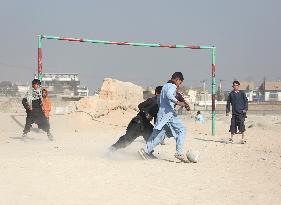 (SP)AFGHANISTAN-KABUL-LIFE-CHILDREN-FOOTBALL