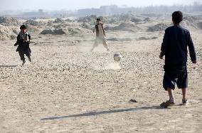 (SP)AFGHANISTAN-KABUL-LIFE-CHILDREN-FOOTBALL