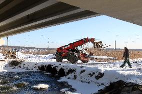 Traffic along Hostomel Bridge partially restored