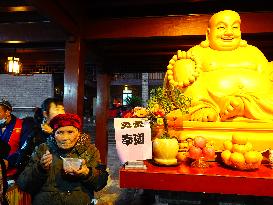 People Receive The BUDDHA PORRIDGE in Yichang