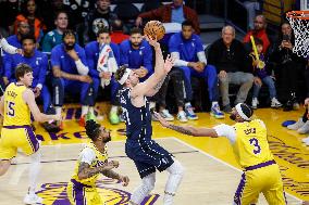 (SP)U.S.-LOS ANGELES-BASKETBALL-NBA-LAKERS VS MAVERICKS