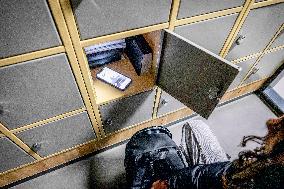 Illustration - Student Puts Her Phone In A Locker Before Class - Rotterdam