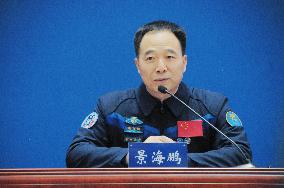 CHINA-BEIJING-SHENZHOU-16-TAIKONAUTS-MEETING THE PRESS (CN)