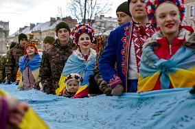 Longest flag signed by military in Lviv