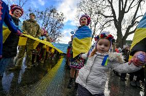 Longest flag signed by military in Lviv