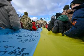 Longest flag signed by military in Lviv
