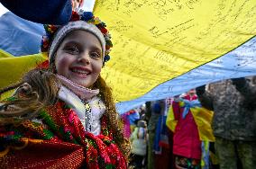 Longest flag signed by military in Lviv