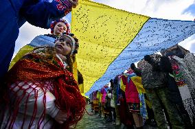 Longest flag signed by military in Lviv