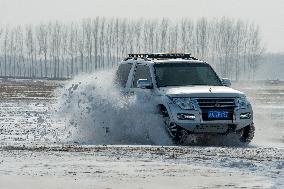 A Cross-country Enthusiast Drives Off-road in Liaohe Beach