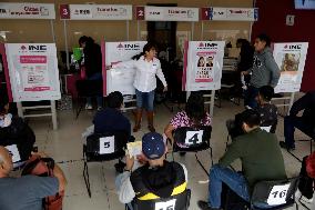 Mexican Citizens Renew Voting Credentials