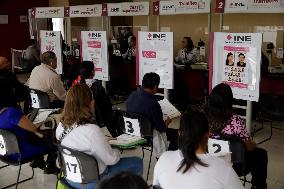 Mexican Citizens Renew Voting Credentials