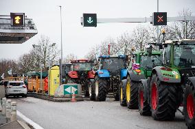 Farmers Block A16 Motorway - Beauvais