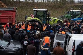 Farmers Block A16 Motorway - Beauvais