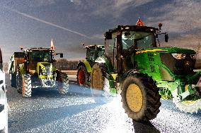 Farmers Block A61 Motorway - South Of Toulouse