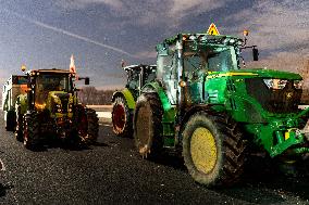 Farmers Block A61 Motorway - South Of Toulouse