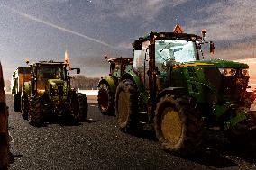 Farmers Block A61 Motorway - South Of Toulouse