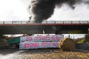 Farmers Block A20 Motorway - Montauban