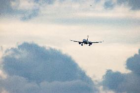 Lufthansa Airbus A320 Landing