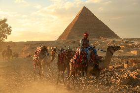 EGYPT-GIZA PYRAMIDS-TOURIST SERVICE-VENDORS